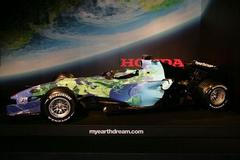 Monopost F1 Honda se zeměkoulí