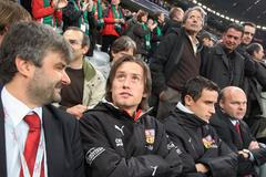 Tomáš Rosický seděl na tribuně za českou lavičkou