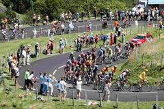 Peloton závodníků během 16. etapy Tour