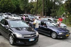 Fronty automobilů před branou v Monze