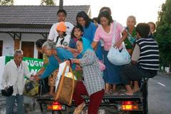 Evakouvaní vesničané z okolí Mount Kelud v Indonésii