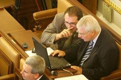 Poslanci Pohanka a Melčák v poslanecké lavici