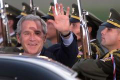 Bush přiletěl do Prahy