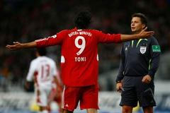 Luca Toni diskutuje se sudím Thorstenem Kinhoeferem