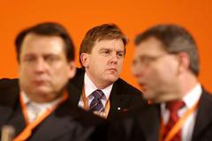 Miroslav Vlček v pozadí za Jiřím Paroubkem a Lubomírem Zaorálkem