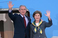 George Bush přiletěl do Prahy