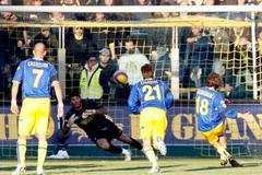 Andrea Gasbarroni střílí gól Juventusu