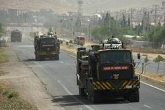Obrněna armádní vozidla turecké armády při přesunu k iráckým hranicím