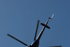 Renault zavěšený pod vrtulníkem