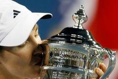 Justine Heninová s pohárem pro vítězku US Open