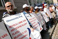 Odboráři před sněmovnou