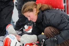 Zraněná Meissnitzerová je utěšována lyžařkou Picabo Streetovou