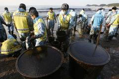 Dobrovolníci z řad policie čistí pláž