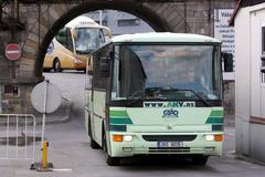 Autobus vyjíždí z nádraží na Florenci