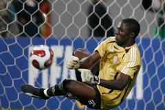 Gólman Nigérie chytá rozhodující penaltu Oladele Ajiboye