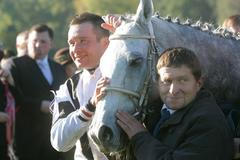 Vítězná Sixteen s trenérem Josefem Váňou a svým jezdcem Dušaném Andrésem