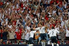 Angličan Michael Owen se raduje z gólu