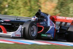 Erik Janiš ve formuli A1 při kvalifikaci na okruhu v Brně