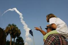 Start raketoplánu sledovaly desítky lidí