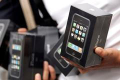 Jeden z prvních zákazníků si odnáší hned dva kusy iPhone