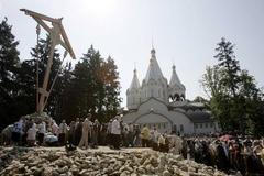 Dřevěný kříž na předměstí Butova