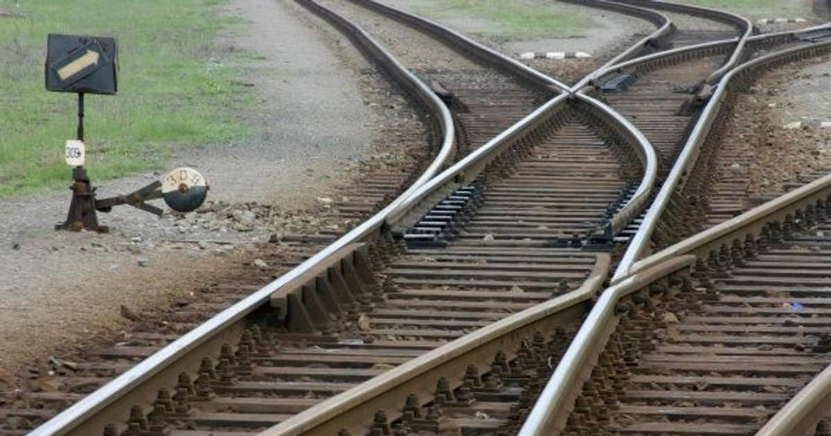 Nedovolená jízda vlaku komplikuje provoz na trati mezi Prahou a Berounem