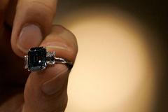 Modrý diamant v prstenu