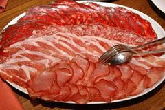 Šunka Serrano, klobásy chorrizo, salámy...