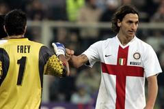 Zlatan Ibrahimovič gratuluje brankáři Fiorentiny Freyovi k zákroku