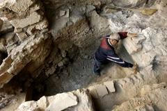 Archeologové vykopávky