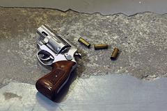 Kolt a nábojnice. Ilustrační záběr