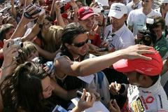 Hamilton v obležení fanoušků