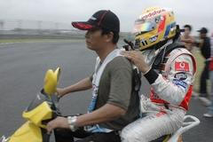 Lewis Hamilton opouští trať