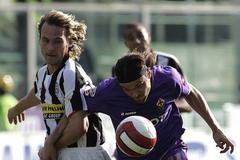 Nedvěd v souboji s Ujfalušim