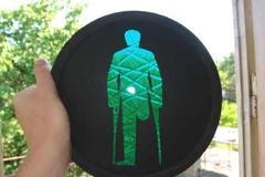 Umělec Roman Týc 8. dubna, den před Velikonočním pondělím, vyměnil v Praze zhruba padesát skel na semaforech pro chodce.