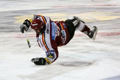 Sparťanský útočník Tomáš Netík padá na led