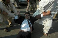 Zatýkání právníků v Karáčí po vyhlášení výjimečného stavu