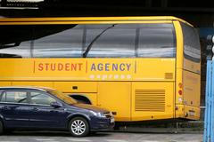 Autobus Student Agency vyjíždí z nádraží na Florenci