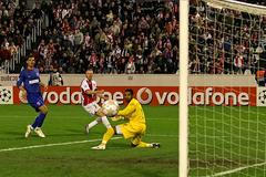 Stanislav Vlček míjí bránu FC Steaua Bucuresti