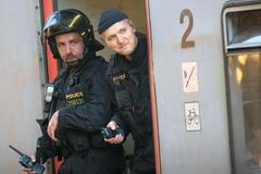 Policisté hlídají fanoušky ve vlaku