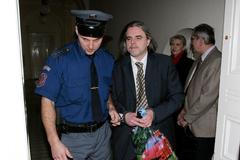 Eskorta přivádí Karla Srbu k soudu