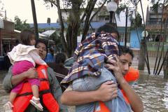 Lidé se brodí zatopenými ulicemi Villarmosy