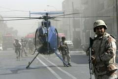 Irák vojáci helikoptéra