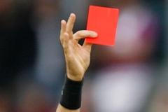Červená karta - ilustrační foto