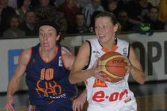 Zuzana Žirková v souboji s Elisou Aguilar při výtězném tažení na domácí