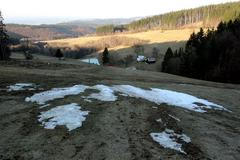 Poslední zbytky sněhu na sjezdovce Lopata