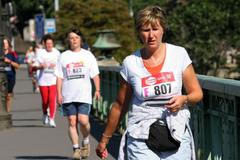 Běžci a běžkyně v ulicích Prahy