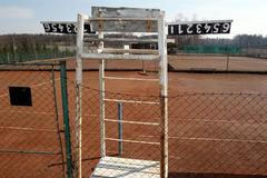 Tenisové kurty stojí přímo na břehu řeky