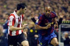 Andoni Iraiola a Thierry Henry v souboji o míč