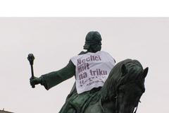 Socha Jana Žižka se oblékla do trika proti komunistům